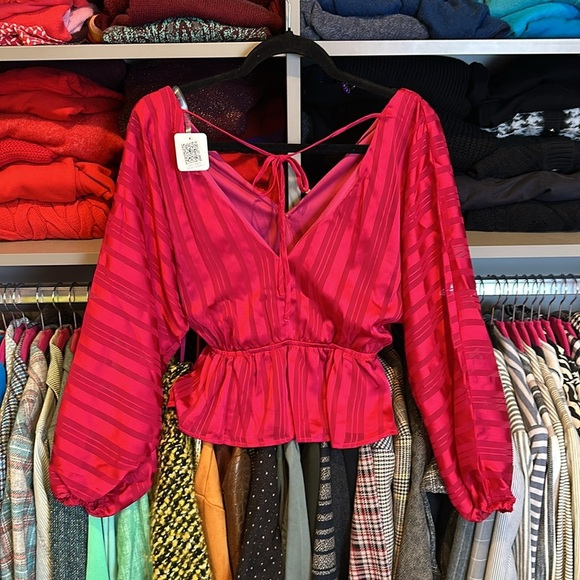 Lush fushia long sleeve v neck elastic waistband tie back blouse size S NWT - Picture 3 of 3